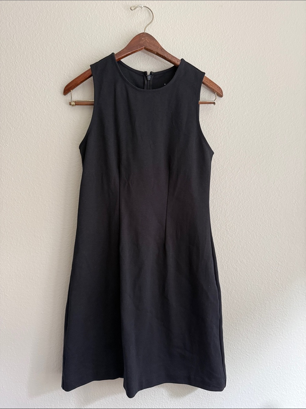Sleeveless Black Shift Dress - Elegant Minimalist Style - Picture 3 of 4